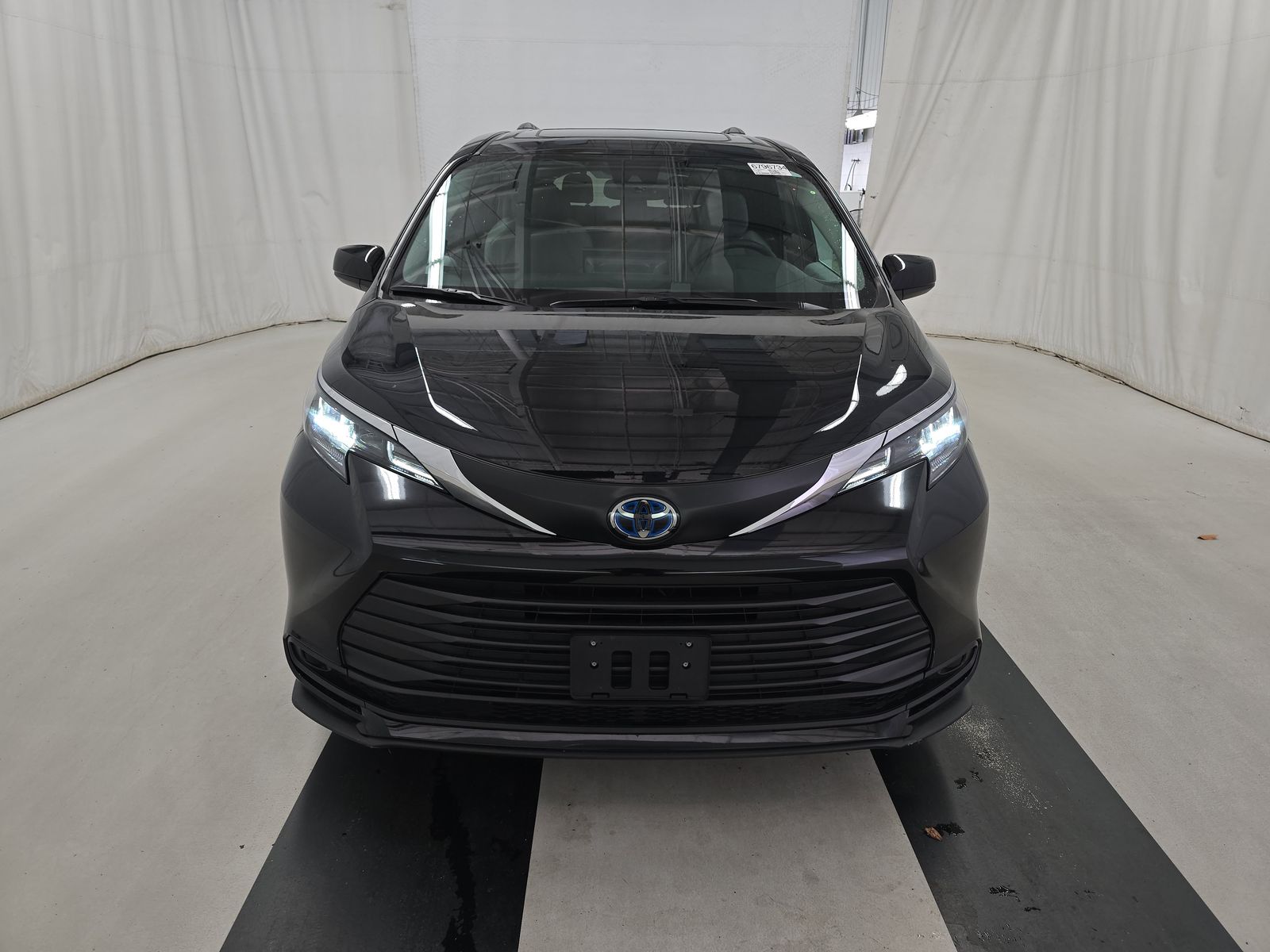 2025 Toyota Sienna LE FWD