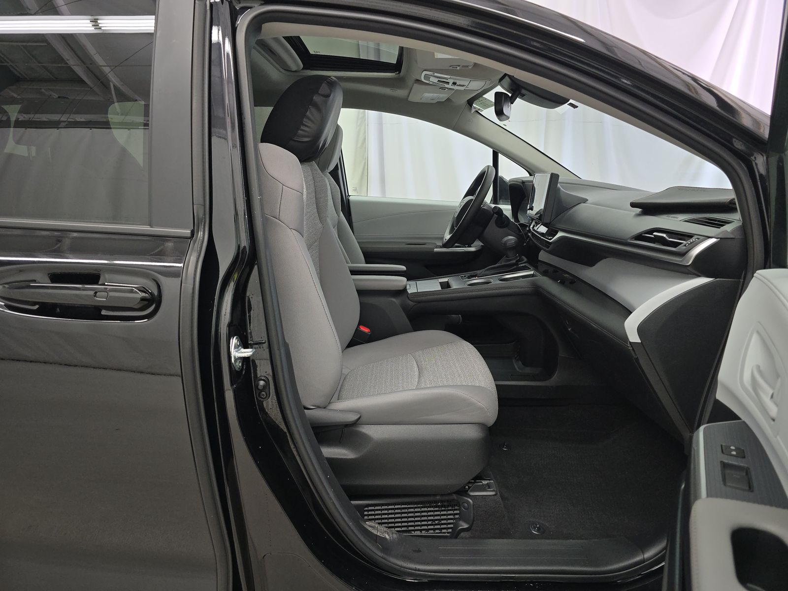 2025 Toyota Sienna LE FWD