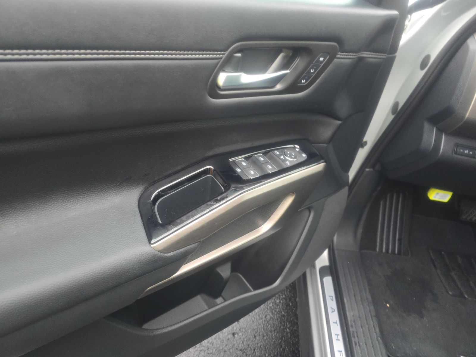 2024 Nissan Pathfinder Platinum FWD