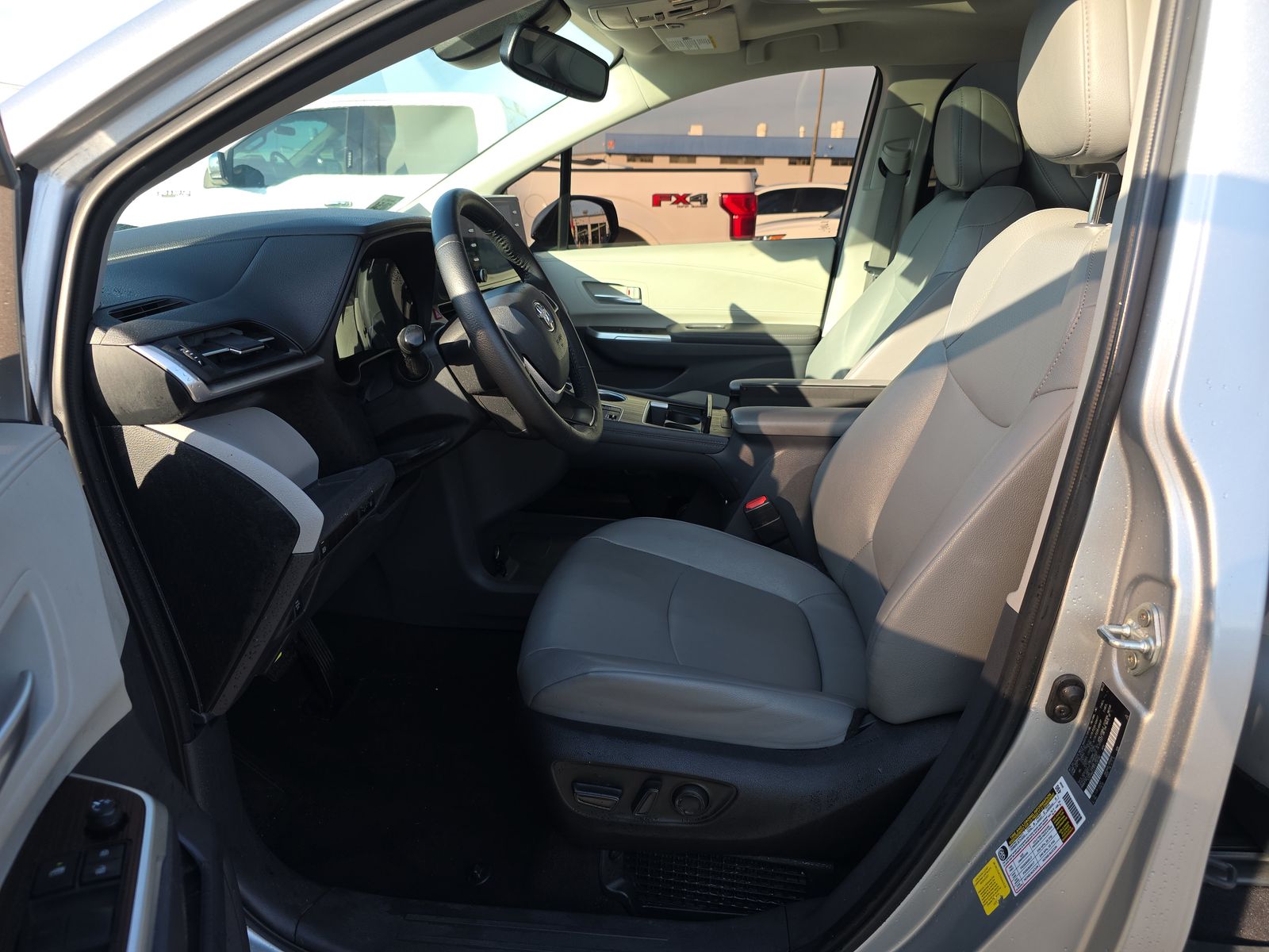 2023 Toyota Sienna XLE FWD