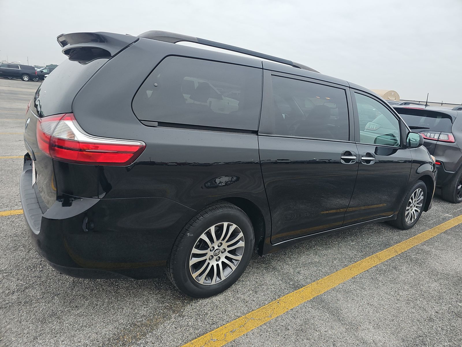 2020 Toyota Sienna XLE FWD