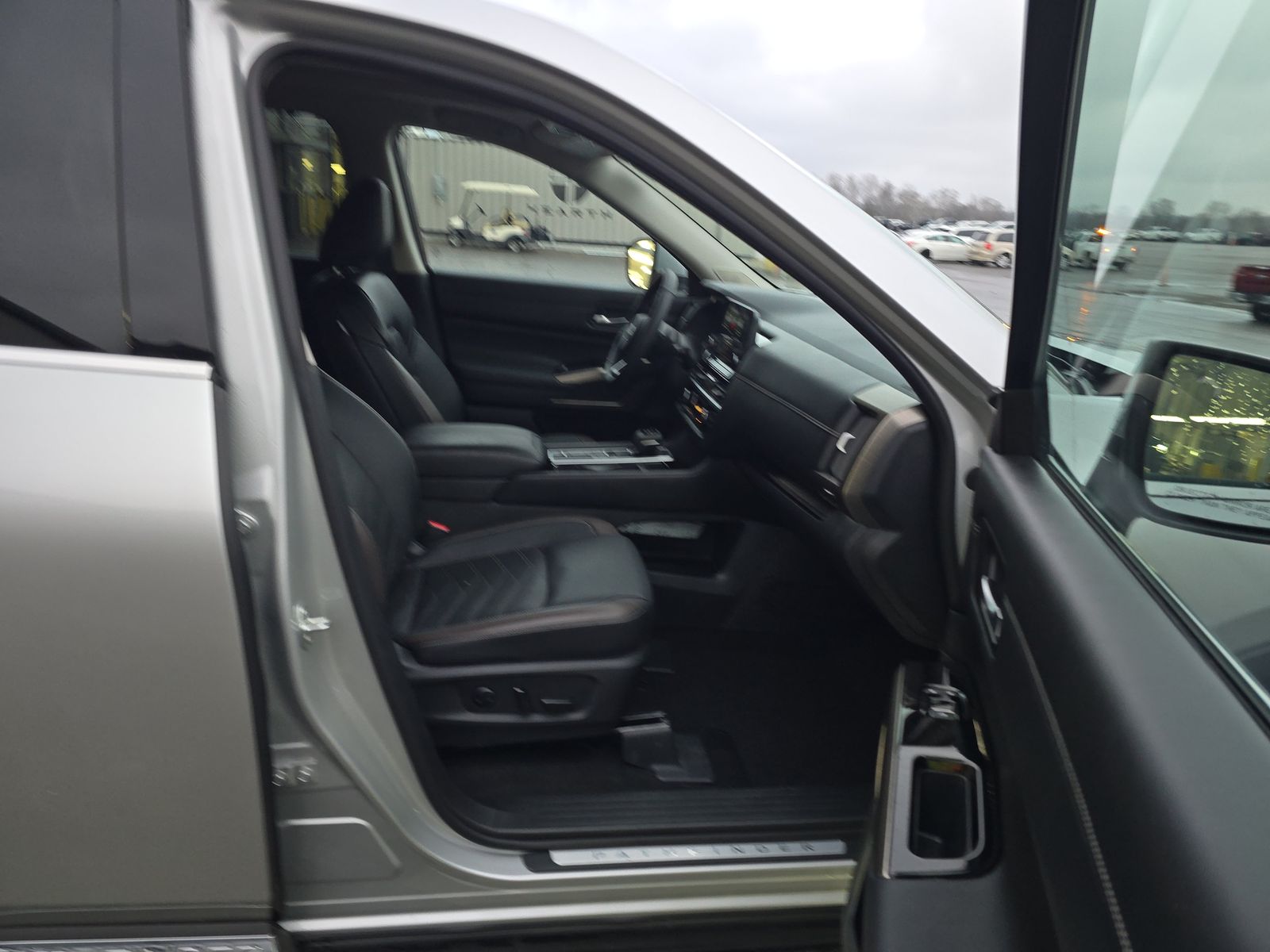 2024 Nissan Pathfinder Platinum FWD