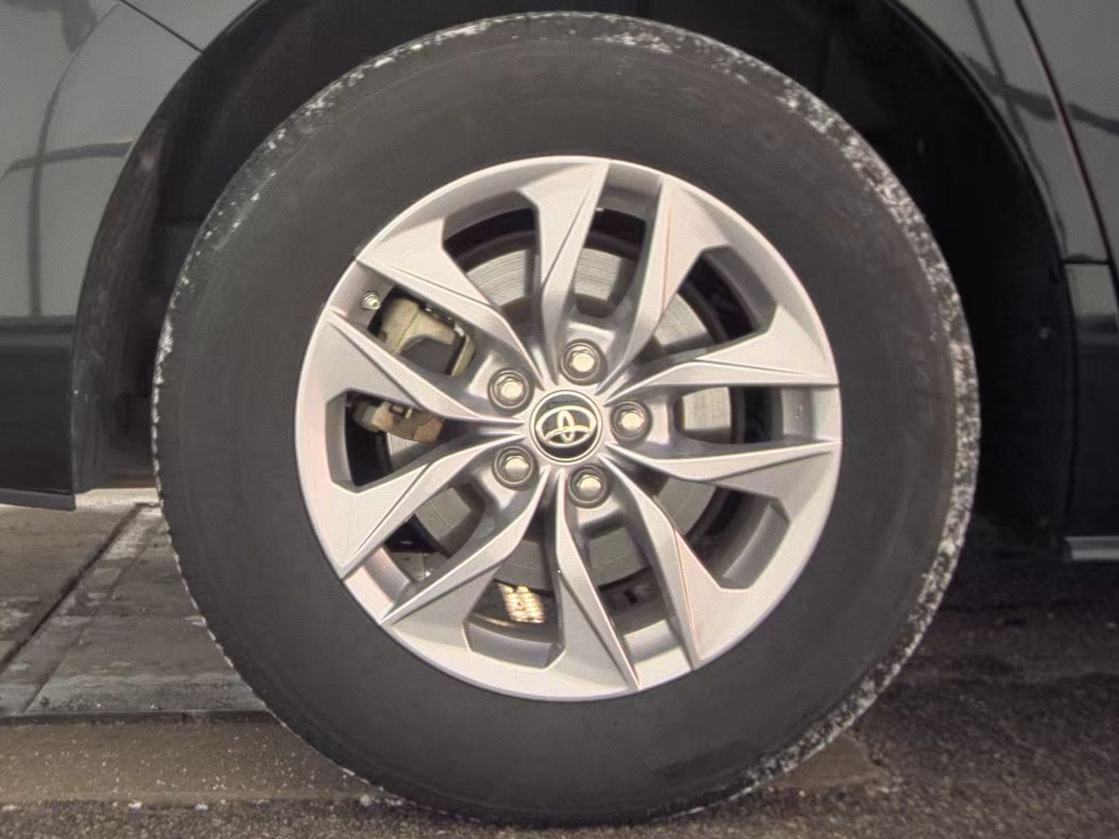 2024 Toyota Sienna LE FWD