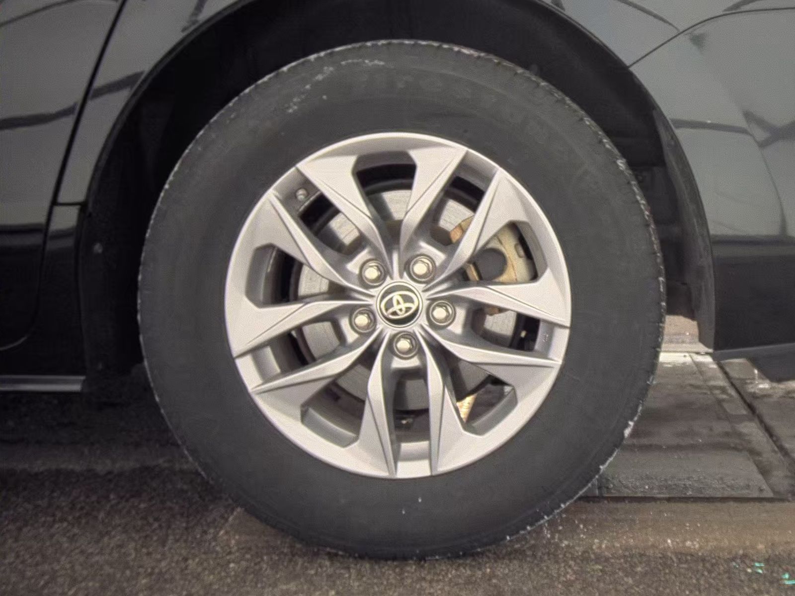 2024 Toyota Sienna LE FWD