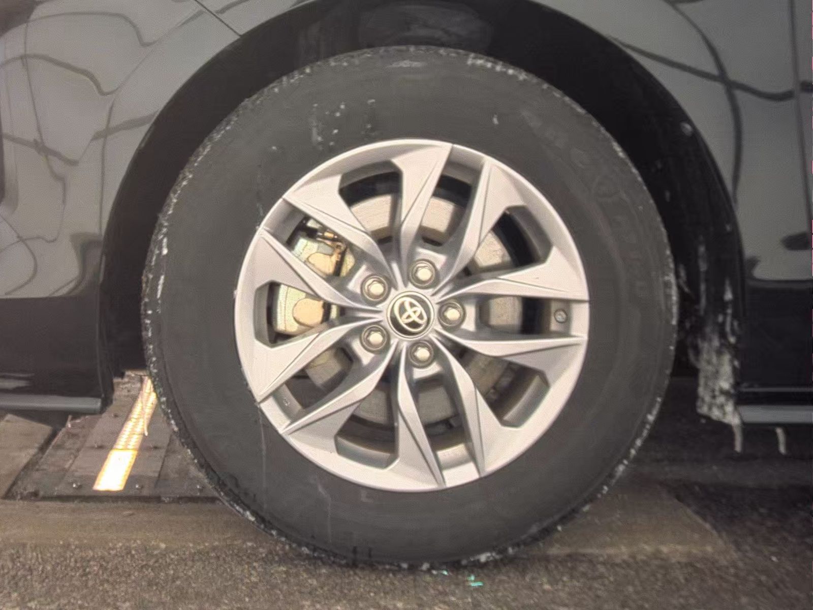 2024 Toyota Sienna LE FWD