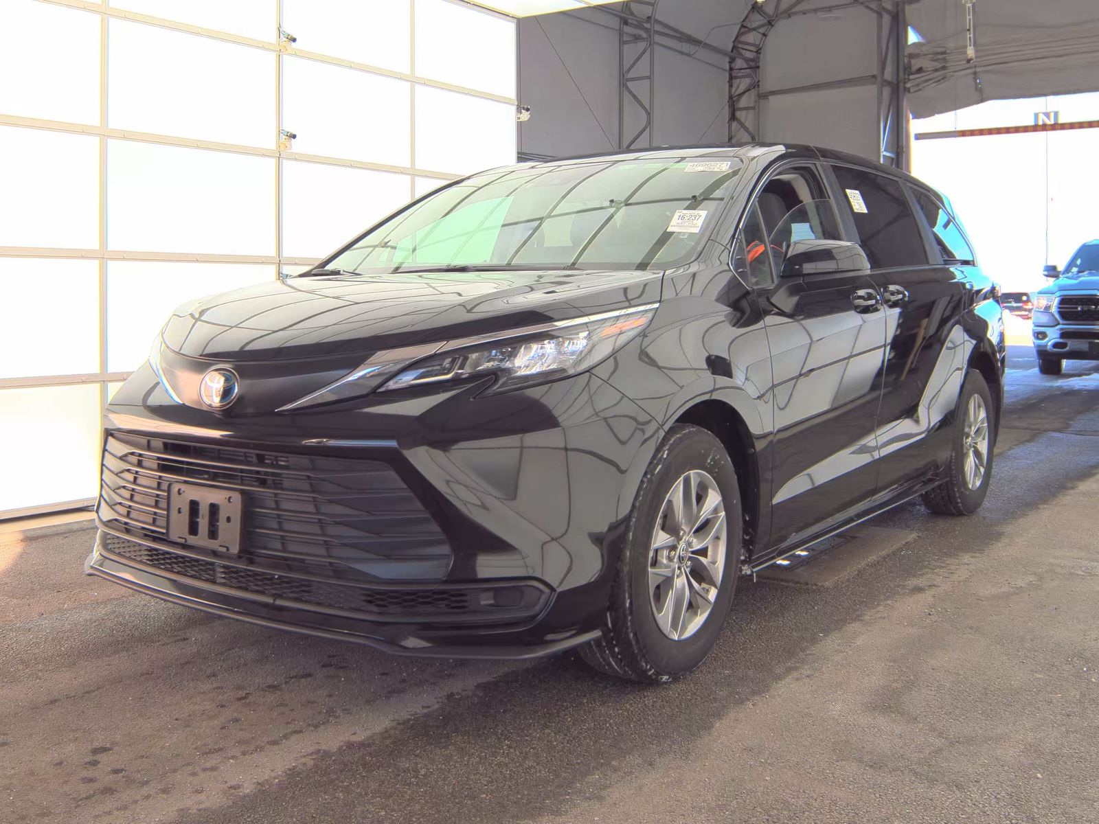 2024 Toyota Sienna LE FWD