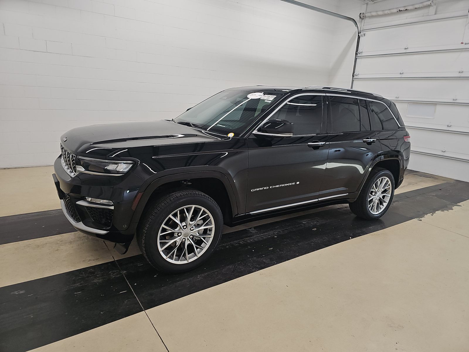 2022 Jeep Grand Cherokee Summit's photo