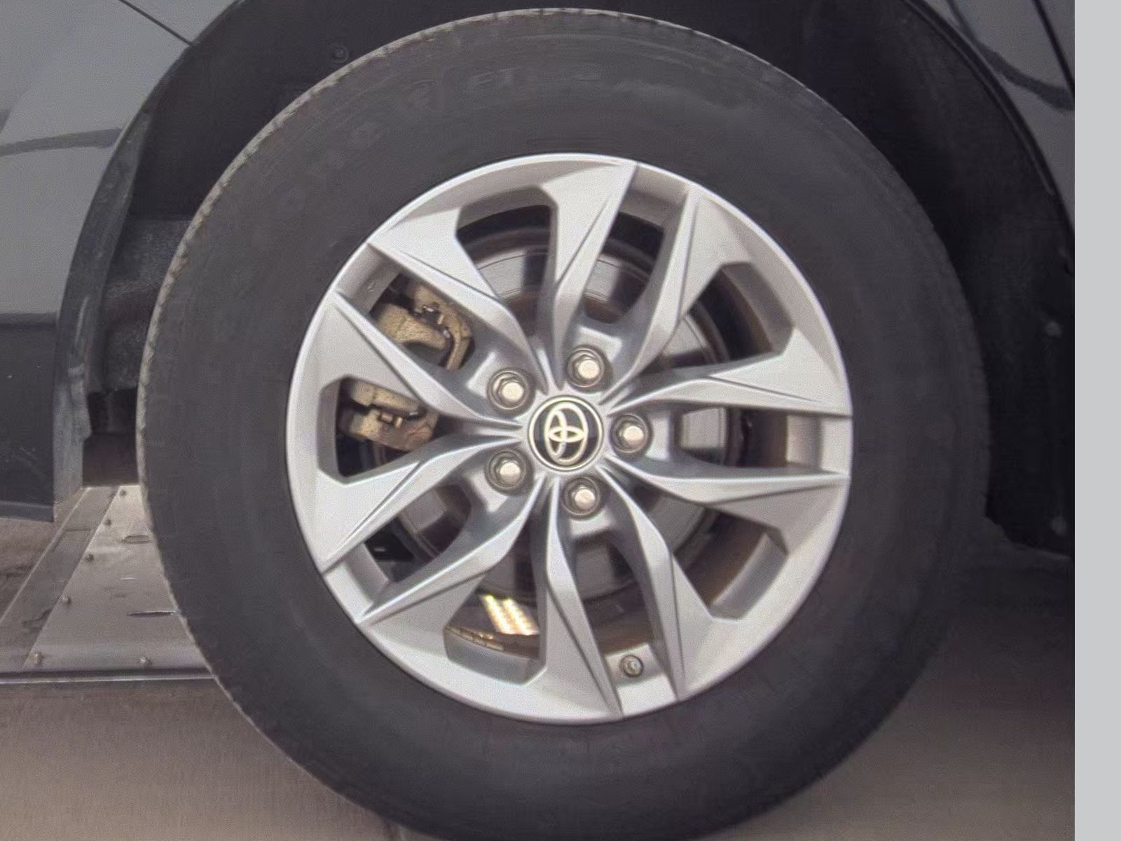 2024 Toyota Sienna LE FWD