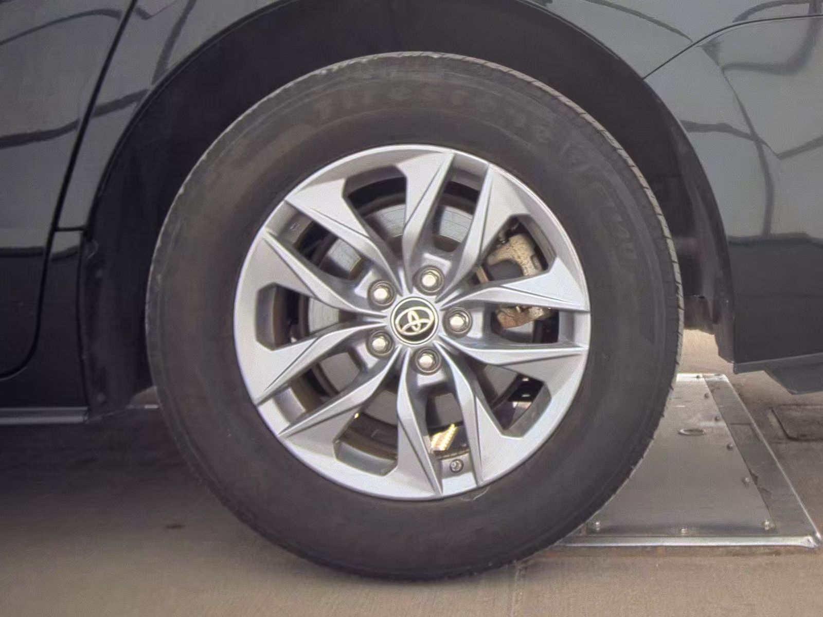 2024 Toyota Sienna LE FWD