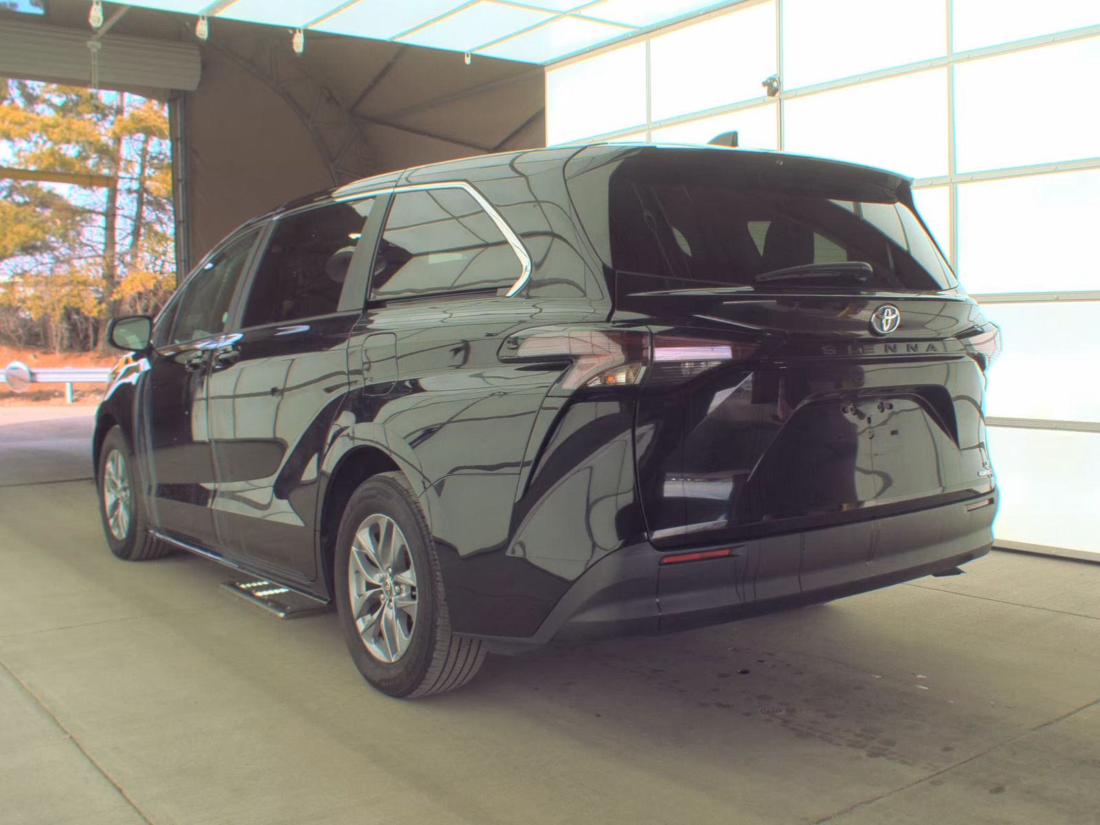 2024 Toyota Sienna LE FWD