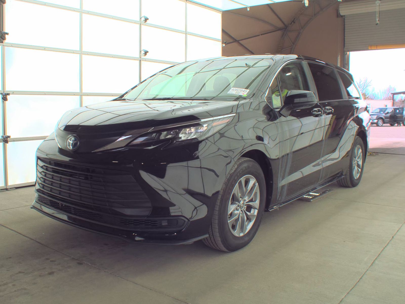 2024 Toyota Sienna LE FWD