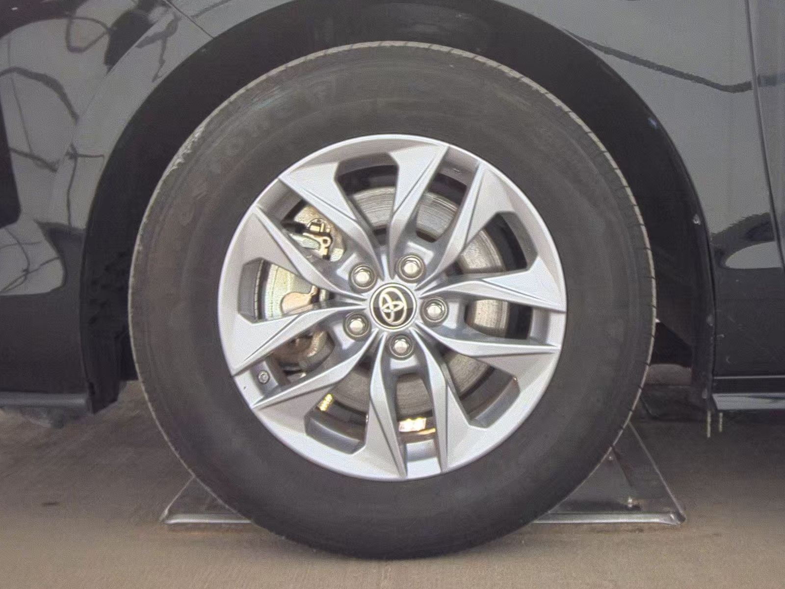 2024 Toyota Sienna LE FWD