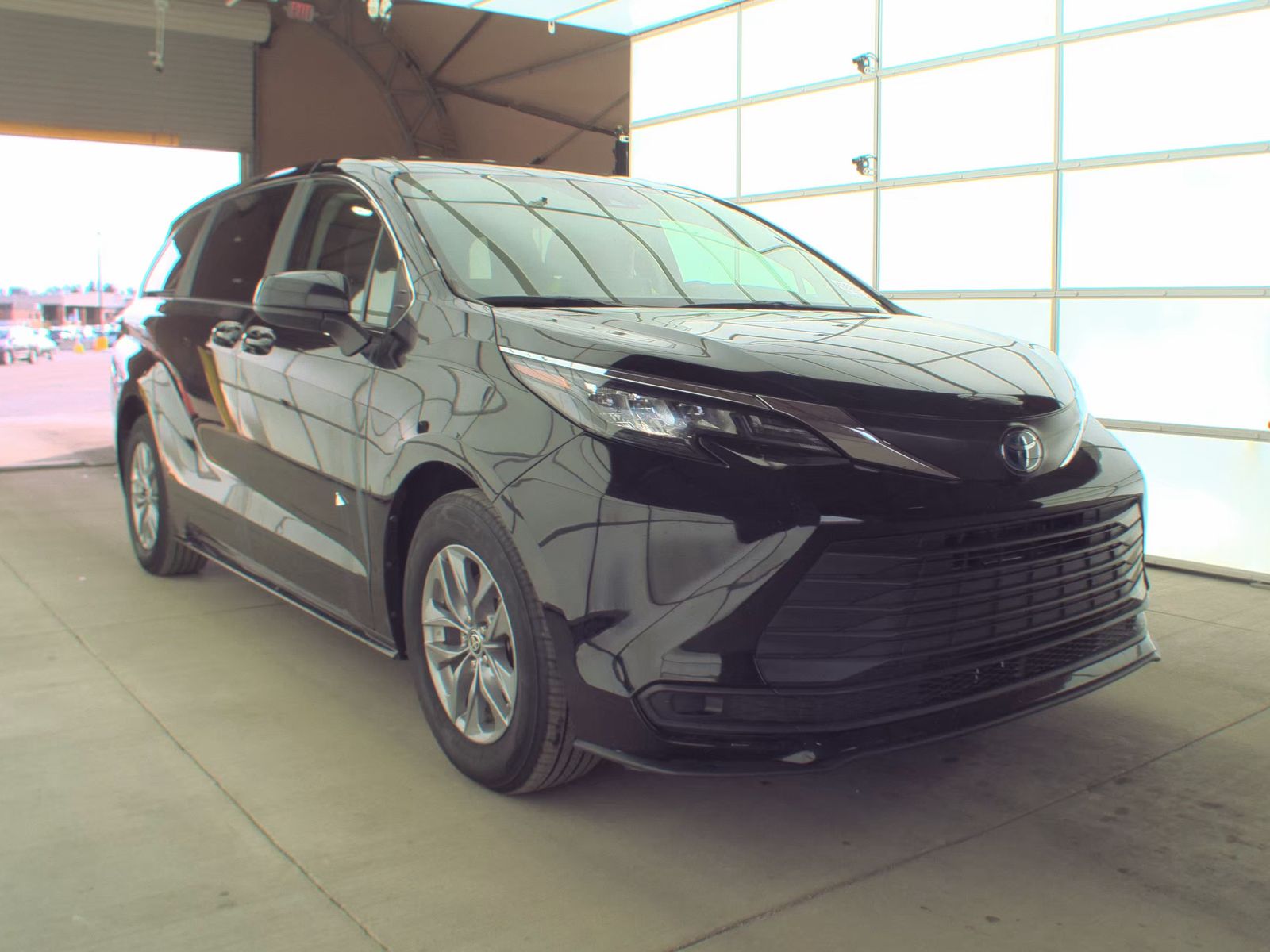 2024 Toyota Sienna LE FWD