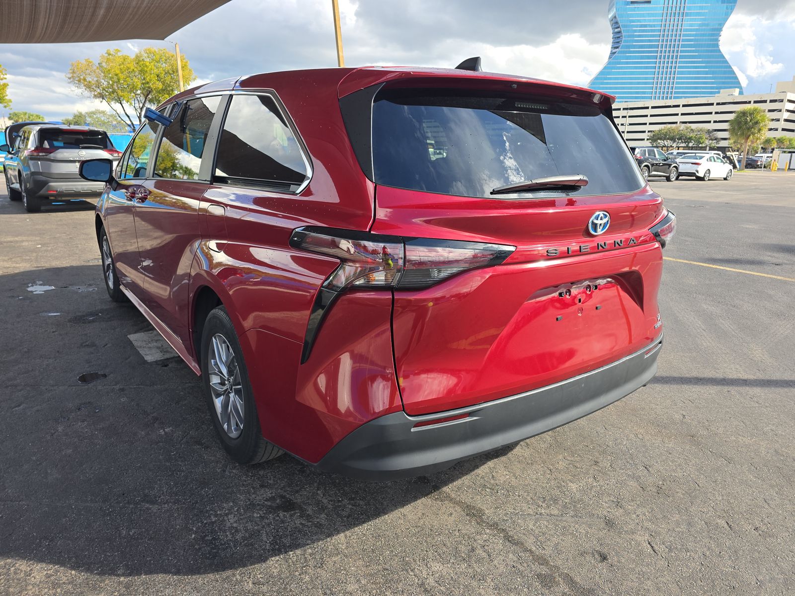 2024 Toyota Sienna LE FWD