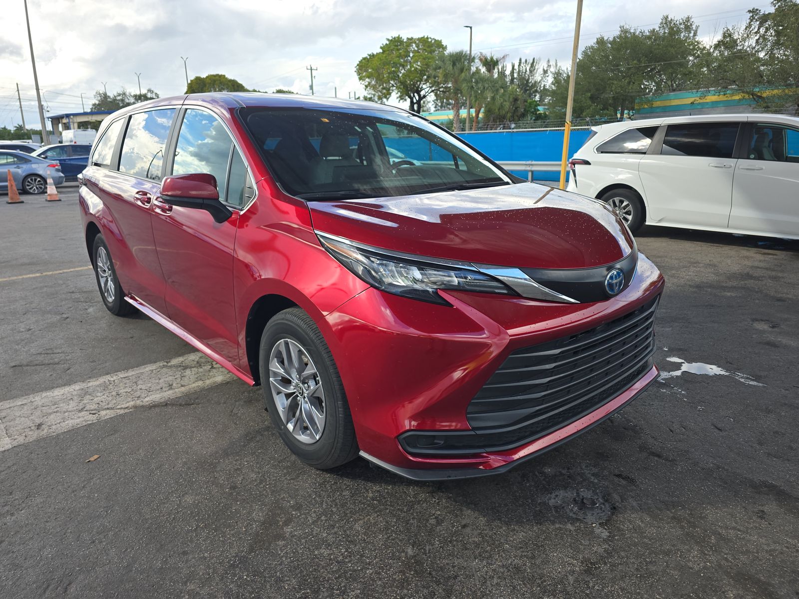 2024 Toyota Sienna LE FWD