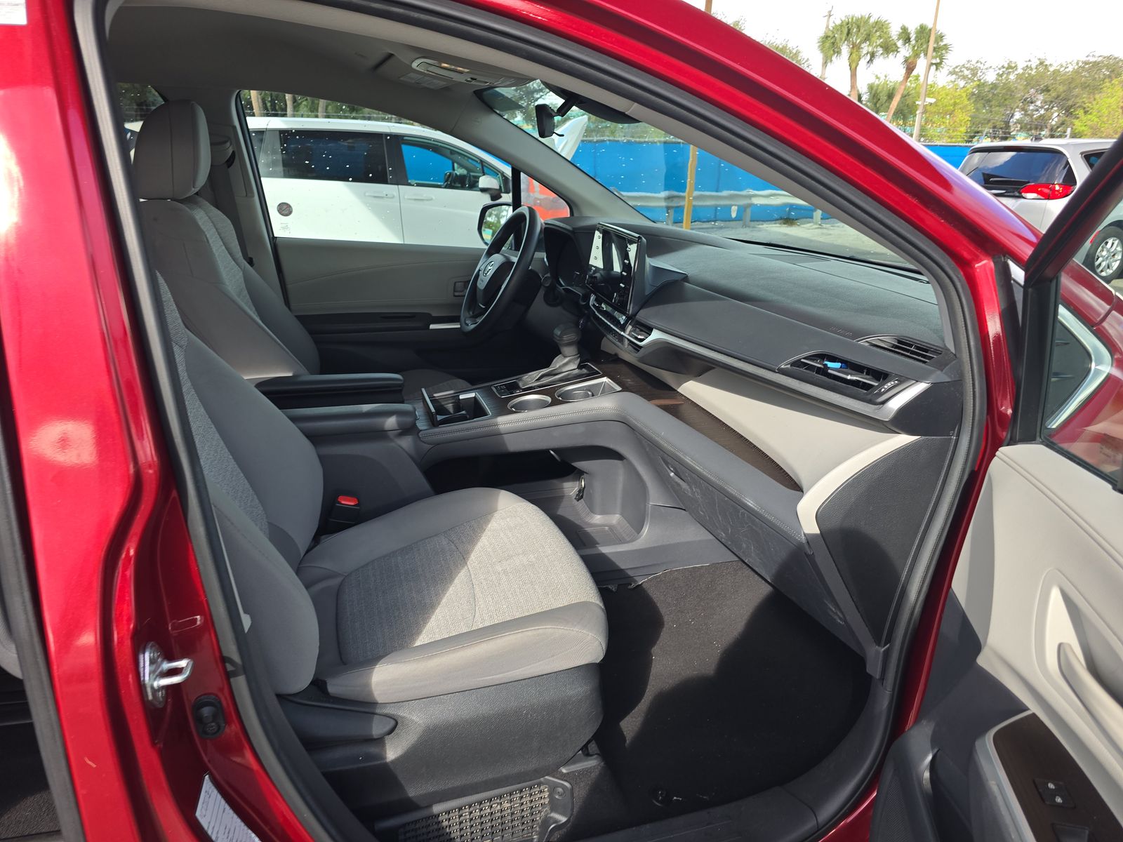 2024 Toyota Sienna LE FWD