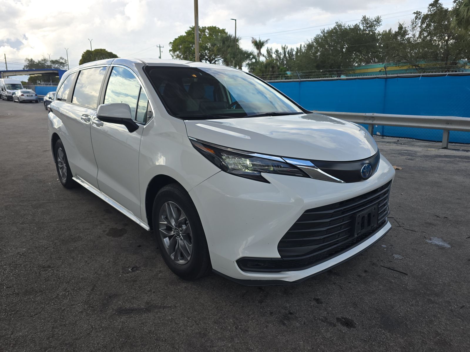 2024 Toyota Sienna LE FWD