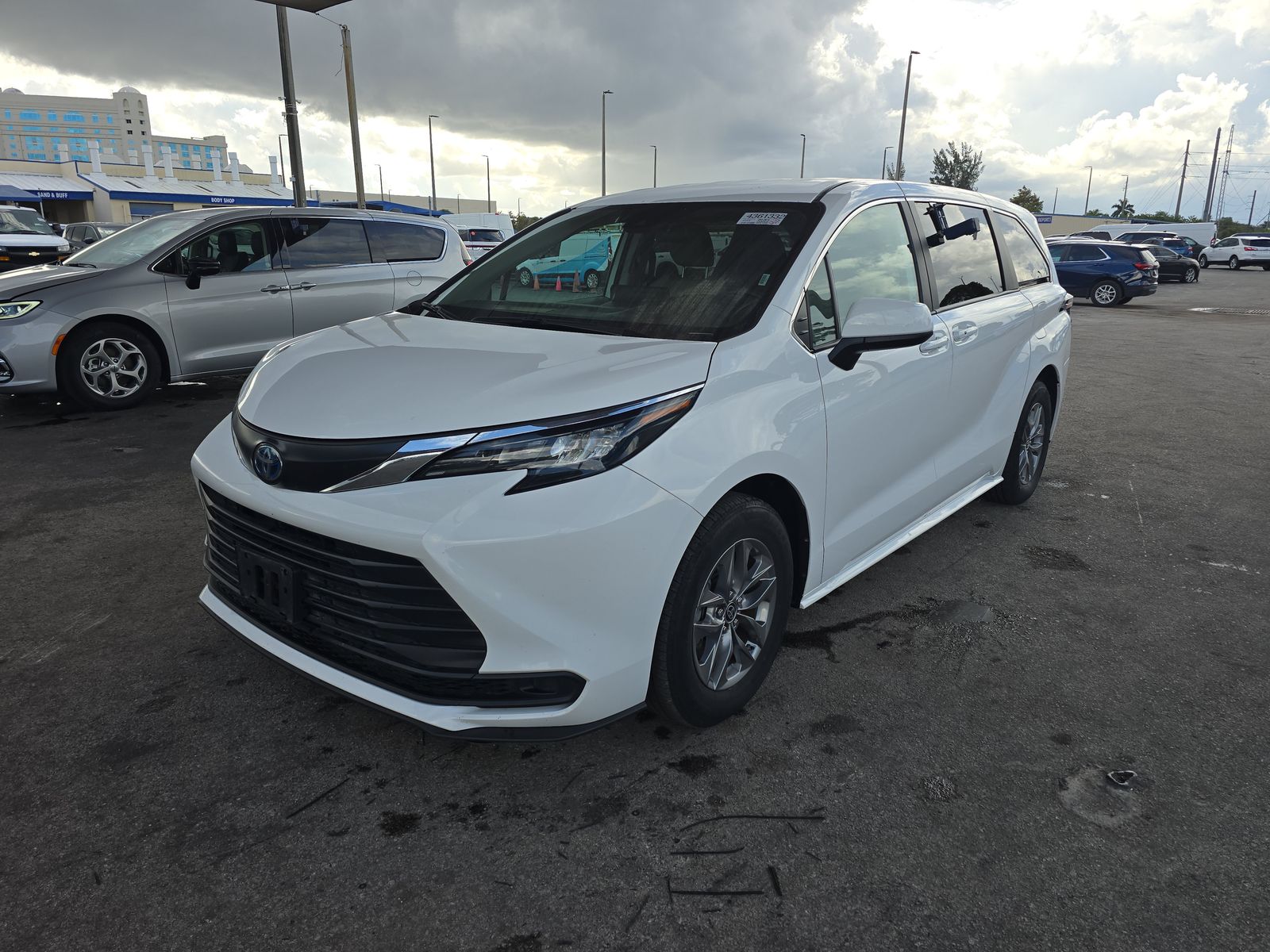 2024 Toyota Sienna LE FWD