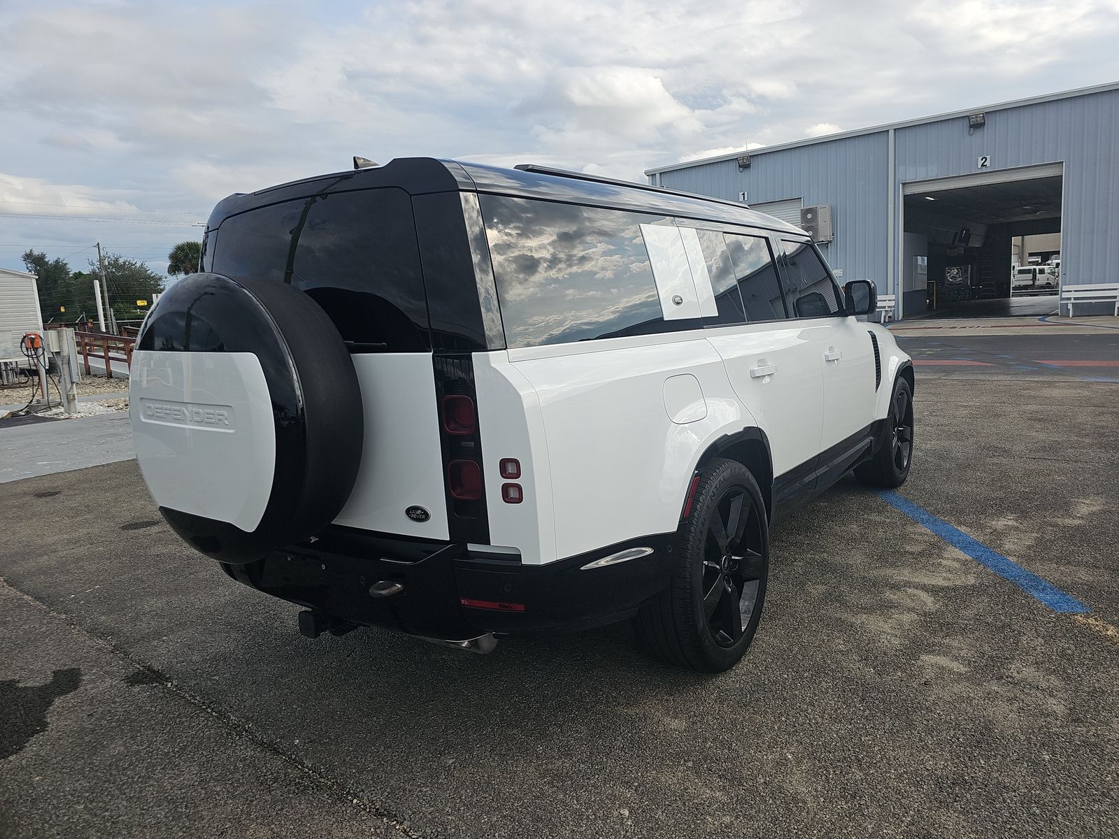 2023 Land Rover Defender 130 X-Dynamic SE AWD