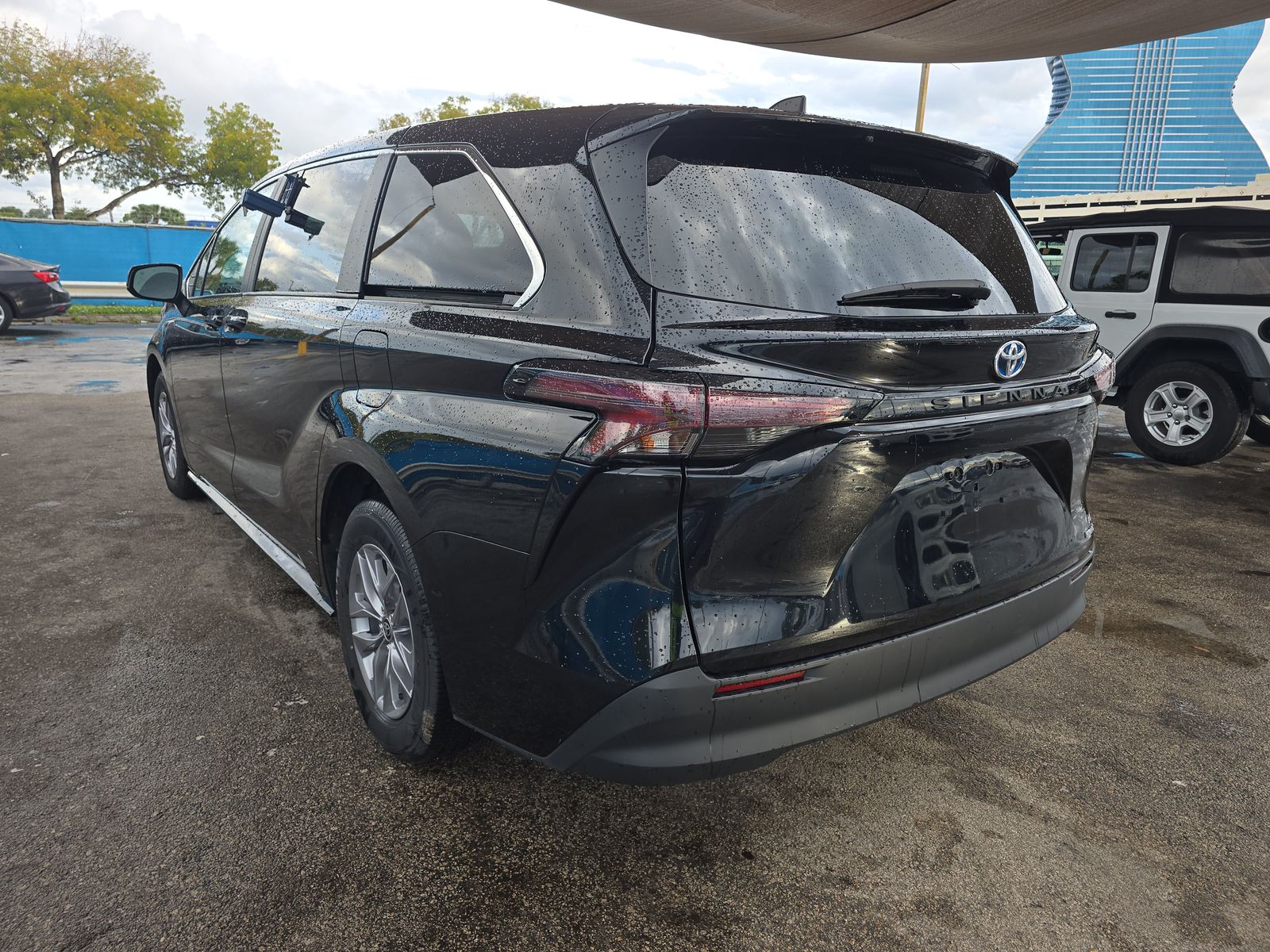 2024 Toyota Sienna LE FWD