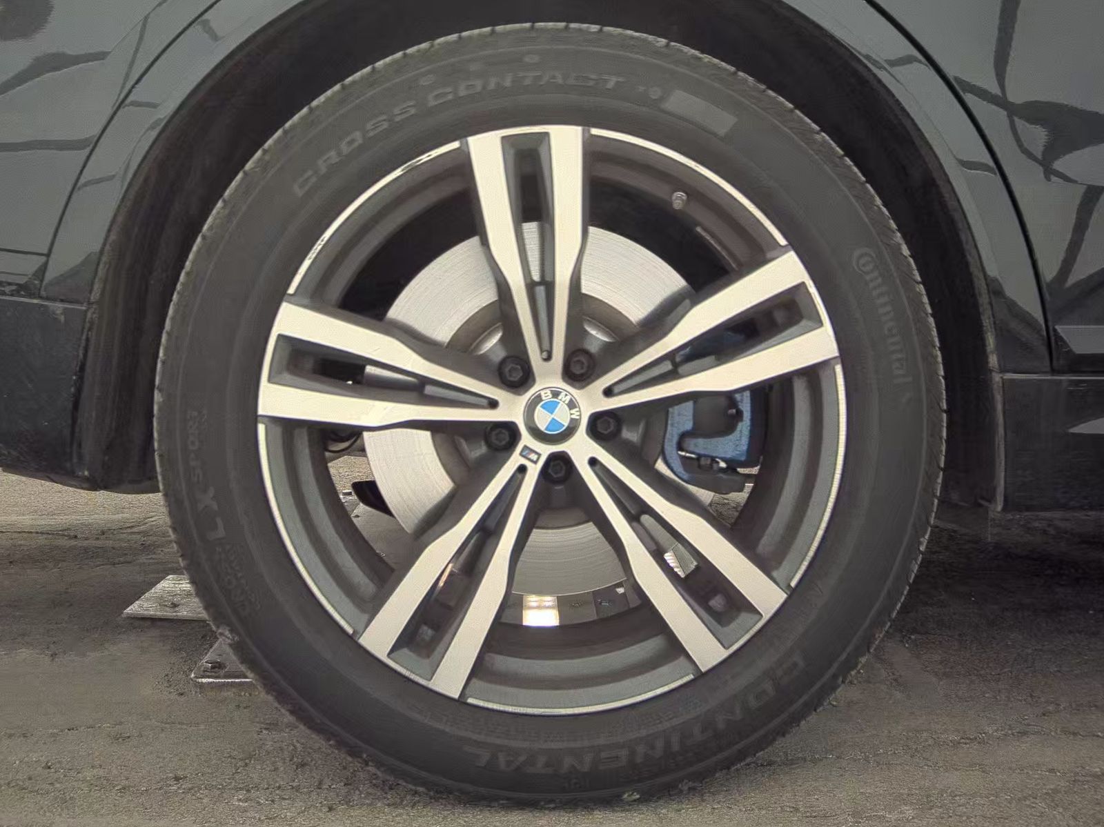 2025 BMW X7 M60i AWD