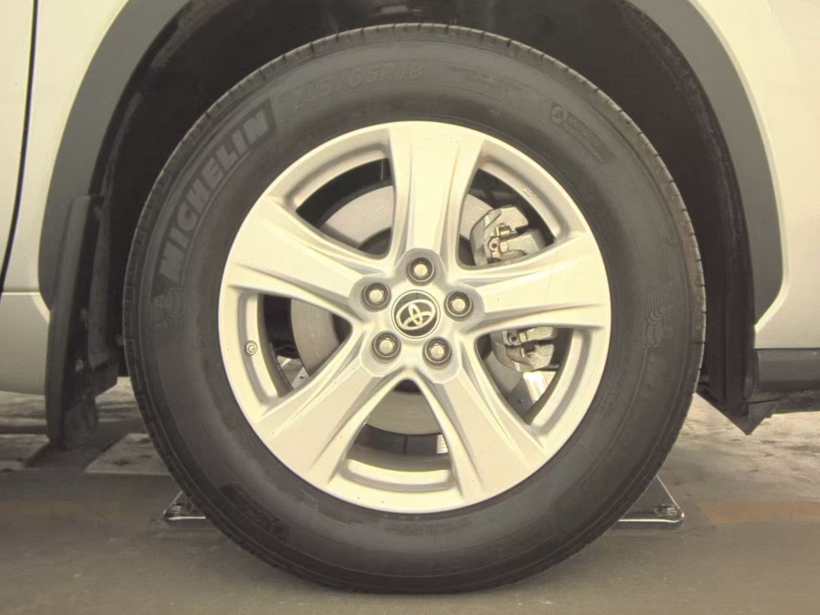 2024 Toyota Highlander LE FWD