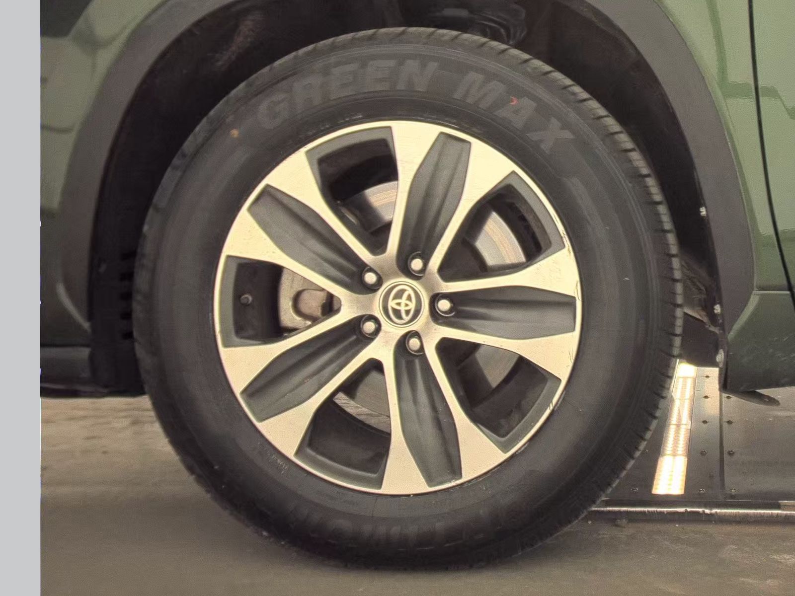 2023 Toyota Highlander XLE FWD