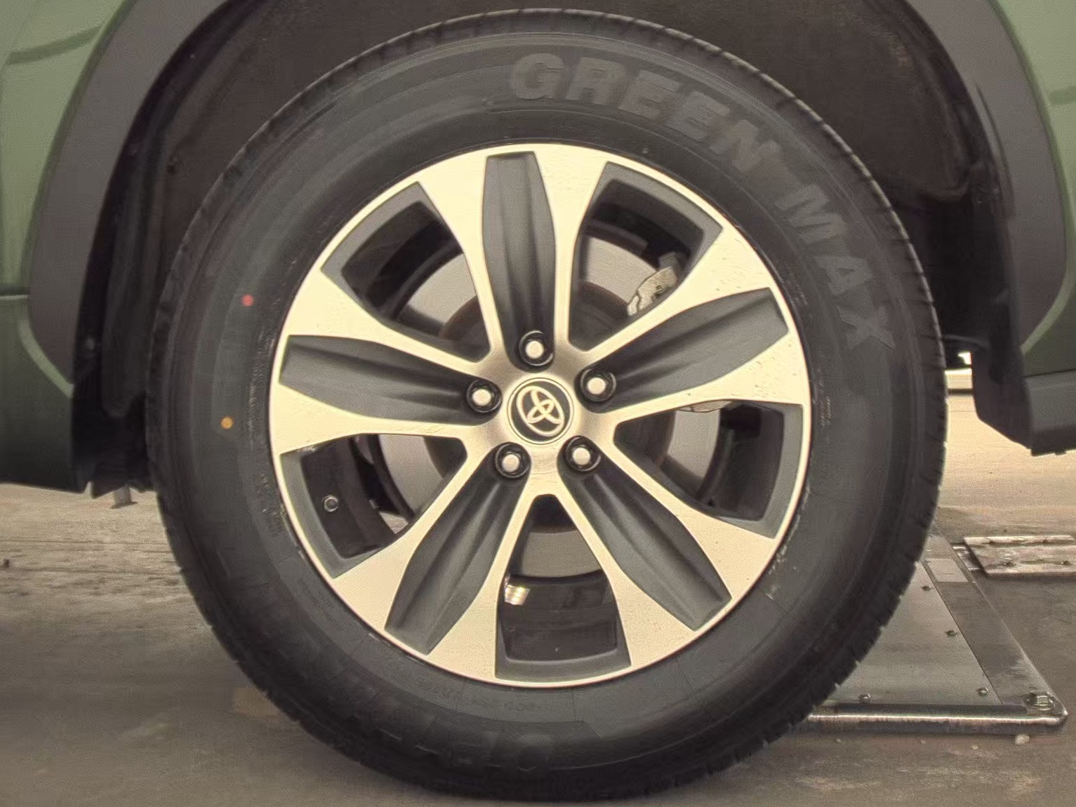 2023 Toyota Highlander XLE FWD