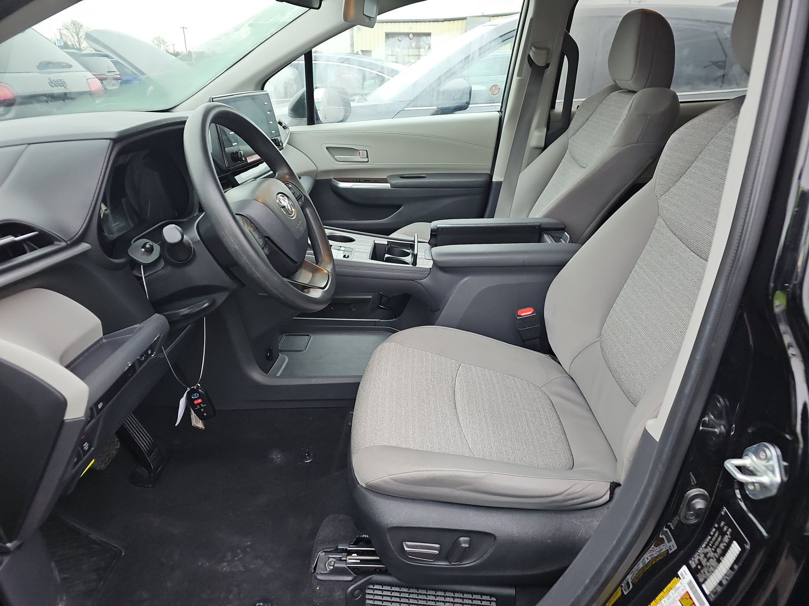 2024 Toyota Sienna LE FWD