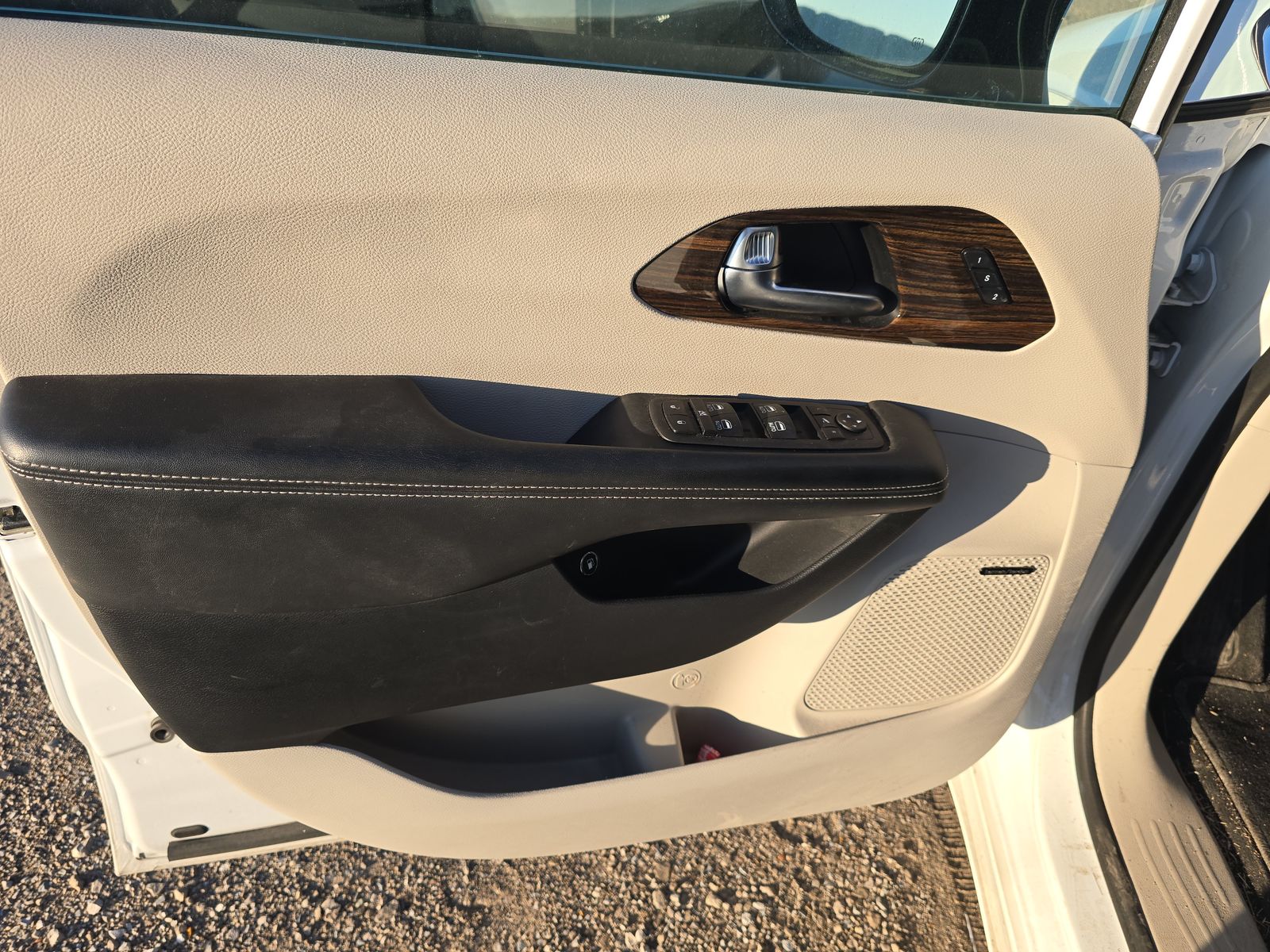 2023 Chrysler Pacifica Hybrid Limited FWD