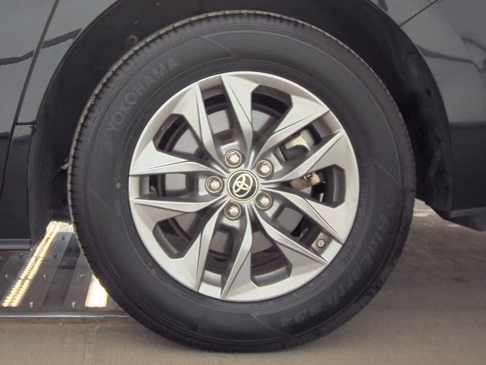 2024 Toyota Sienna LE FWD