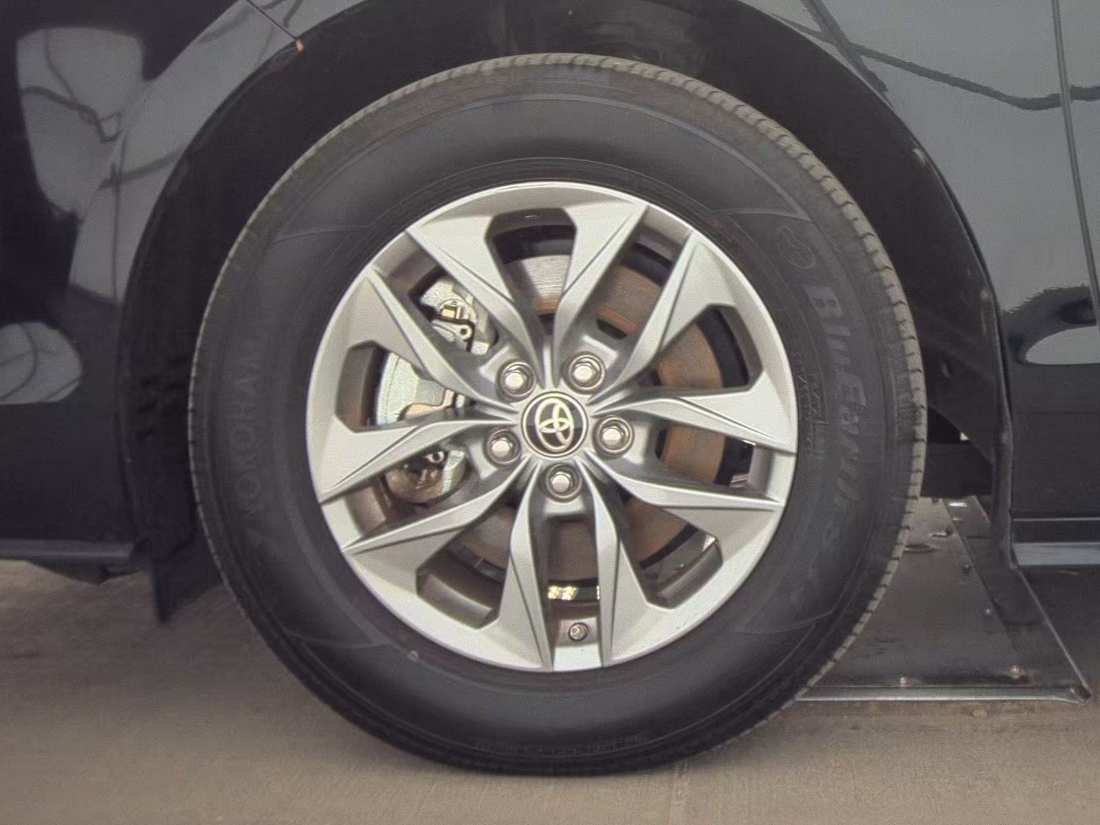 2024 Toyota Sienna LE FWD