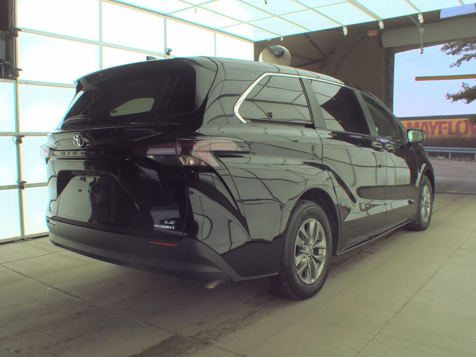 2024 Toyota Sienna LE FWD