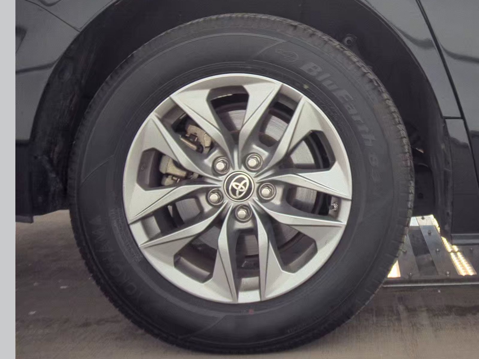 2024 Toyota Sienna LE FWD