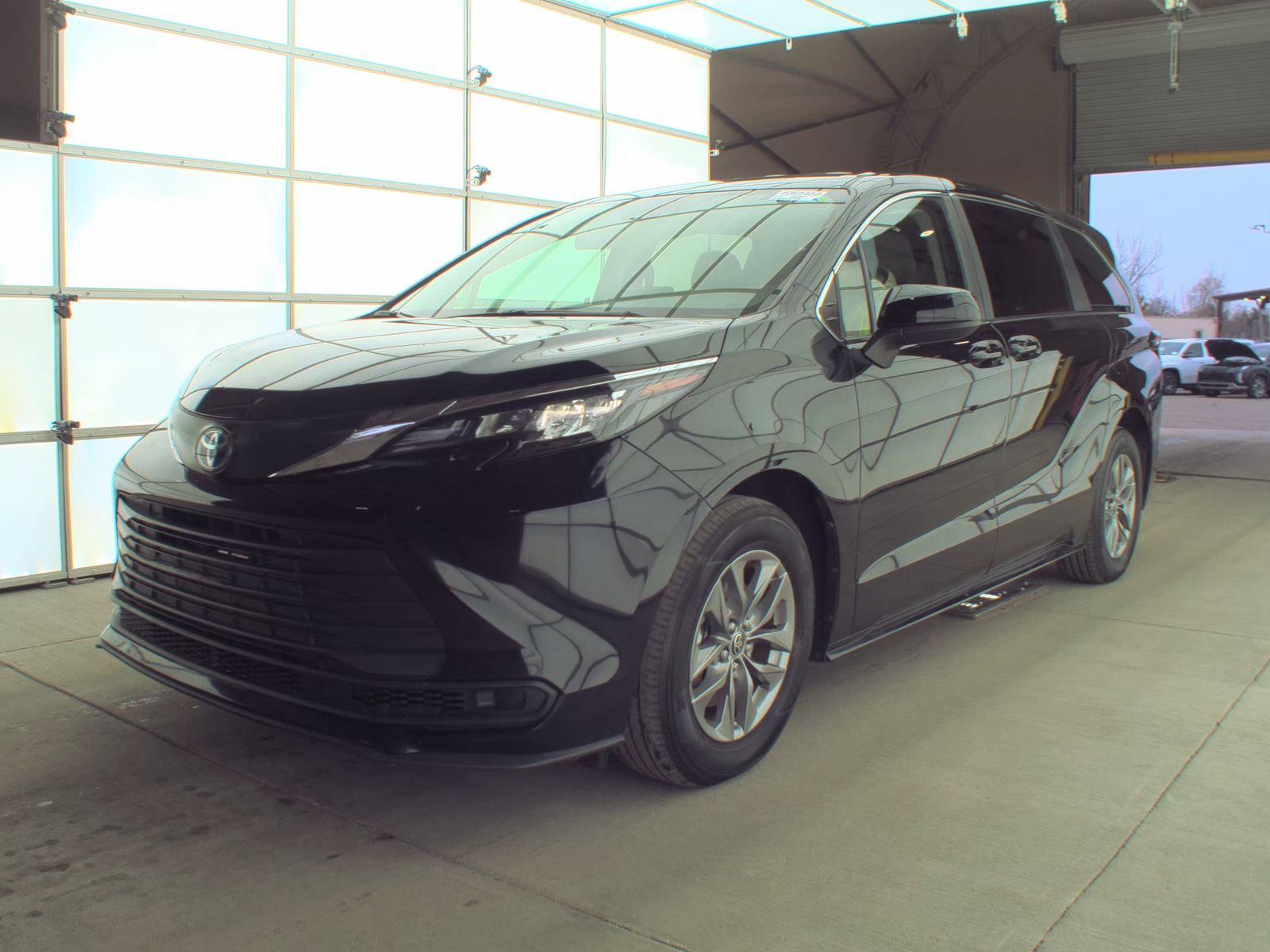 2024 Toyota Sienna LE FWD