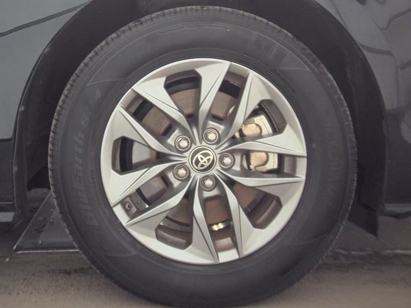 2024 Toyota Sienna LE FWD