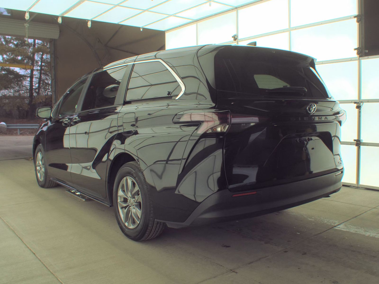 2024 Toyota Sienna LE FWD