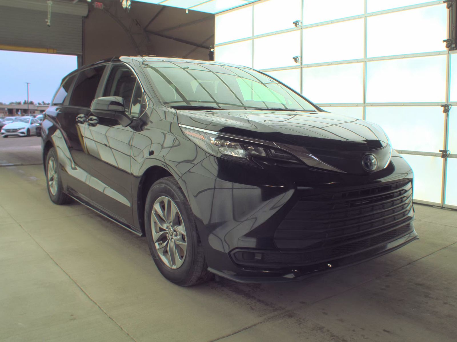 2024 Toyota Sienna LE FWD