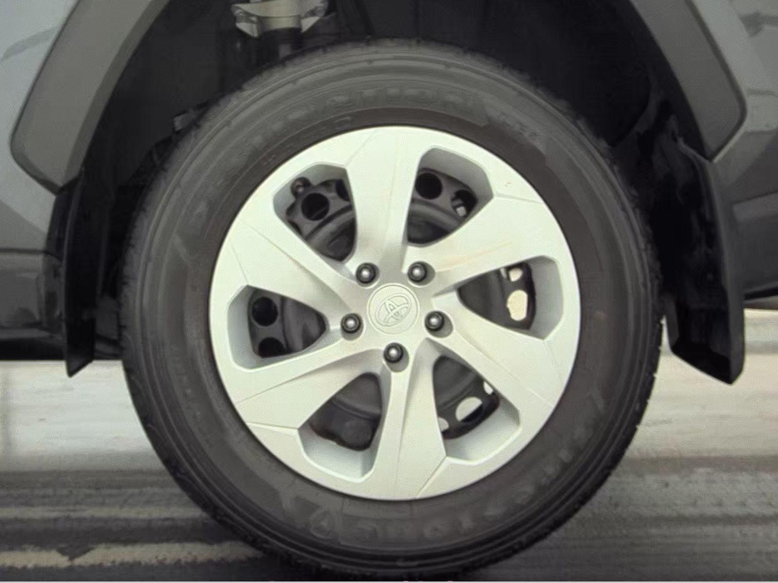 2025 Toyota RAV4 LE FWD