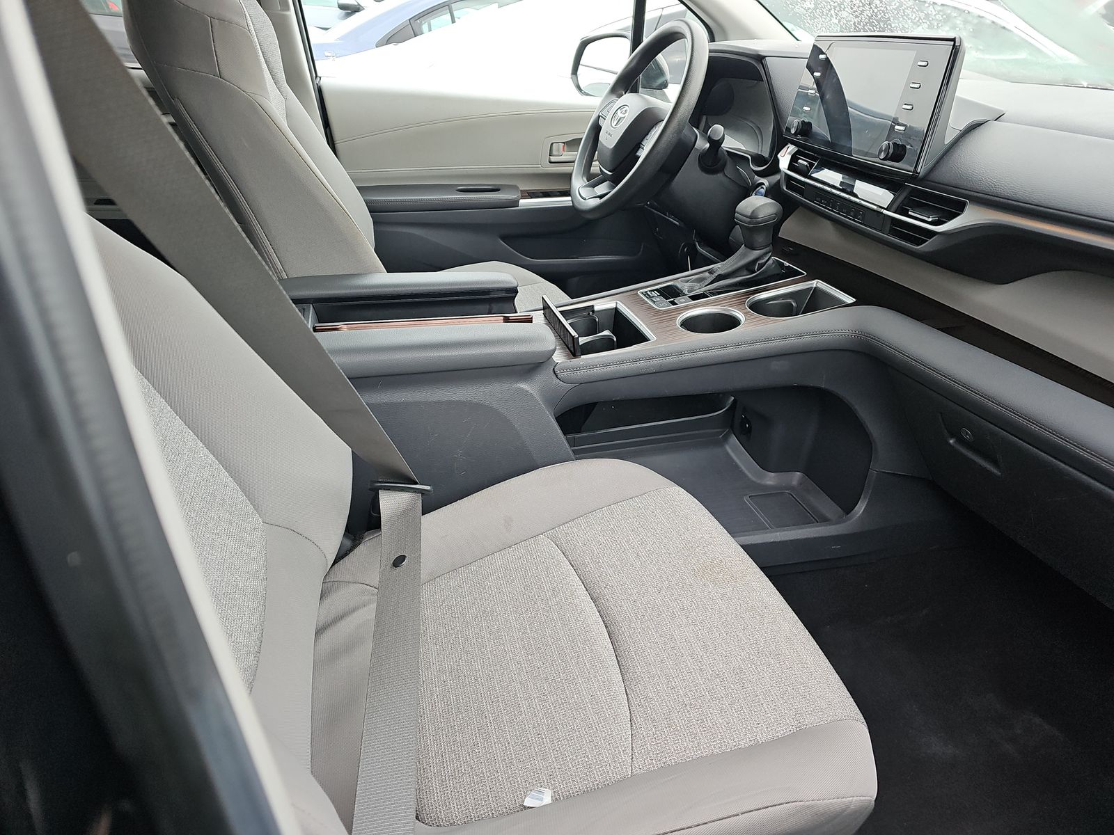 2024 Toyota Sienna LE FWD