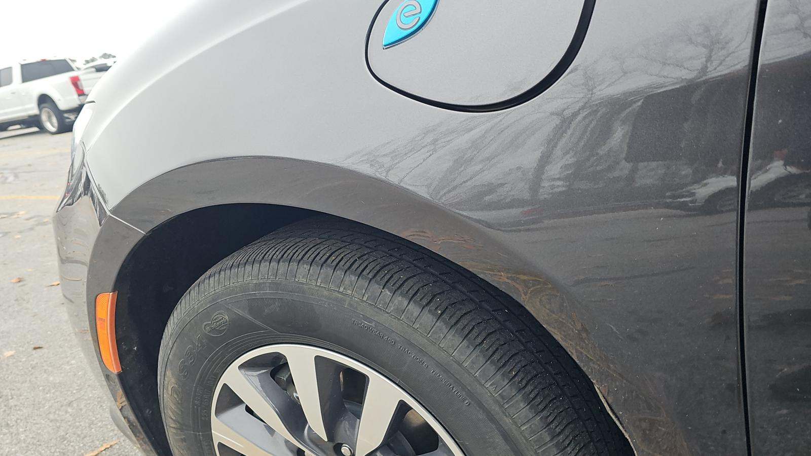 2023 Chrysler Pacifica Hybrid Limited FWD