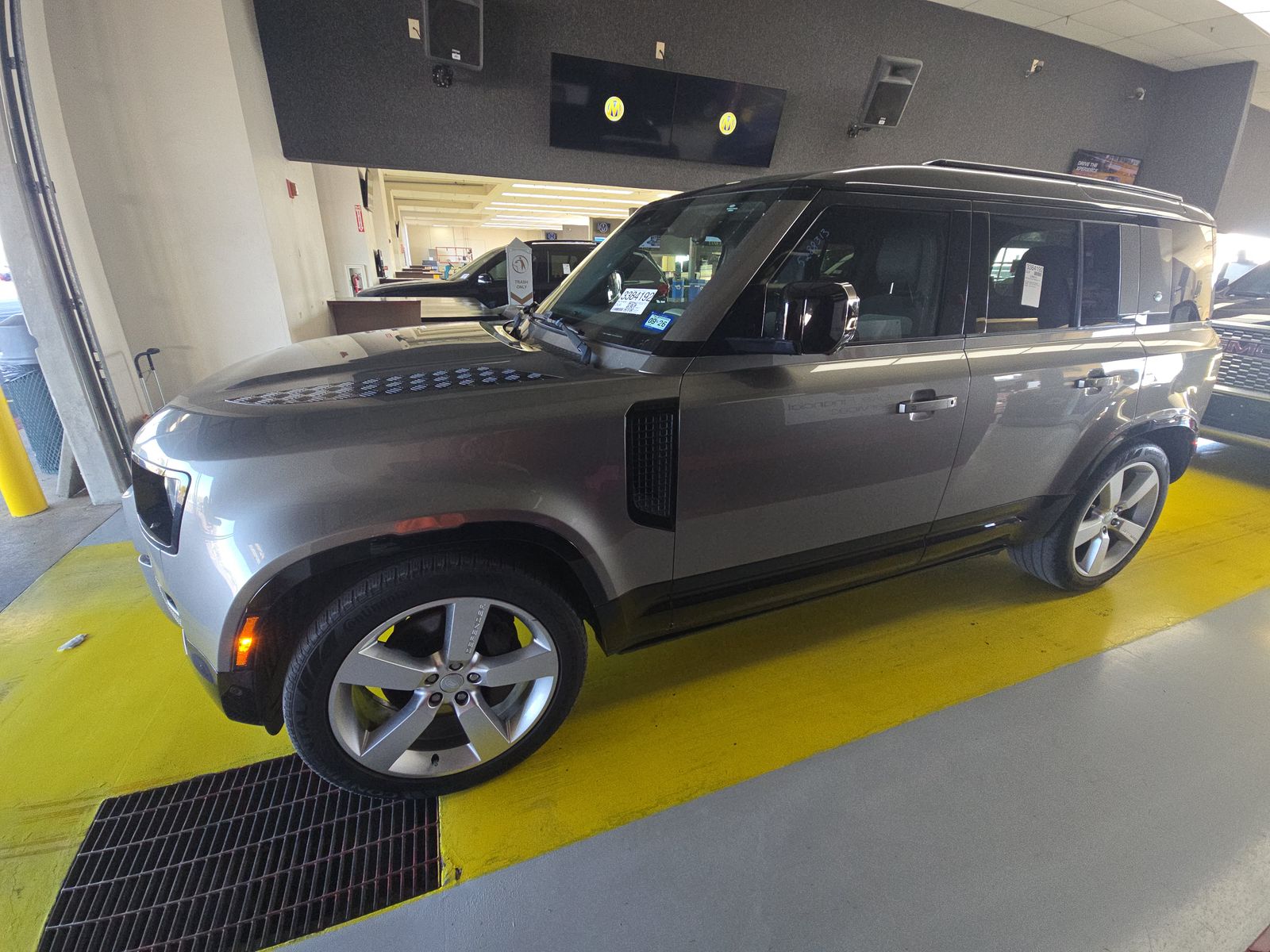 2023 Land Rover Defender 110 X-Dynamic SE AWD