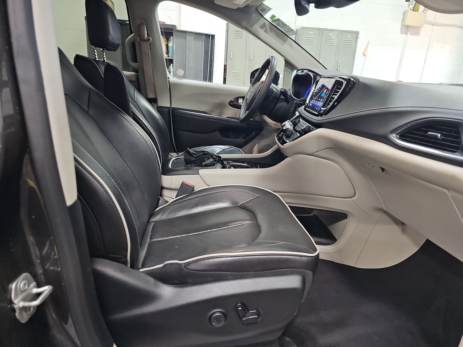 2023 Chrysler Pacifica Limited FWD