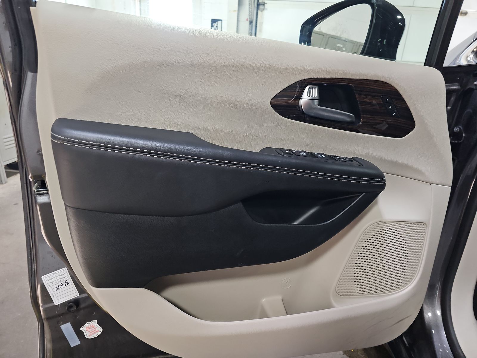 2023 Chrysler Pacifica Limited FWD