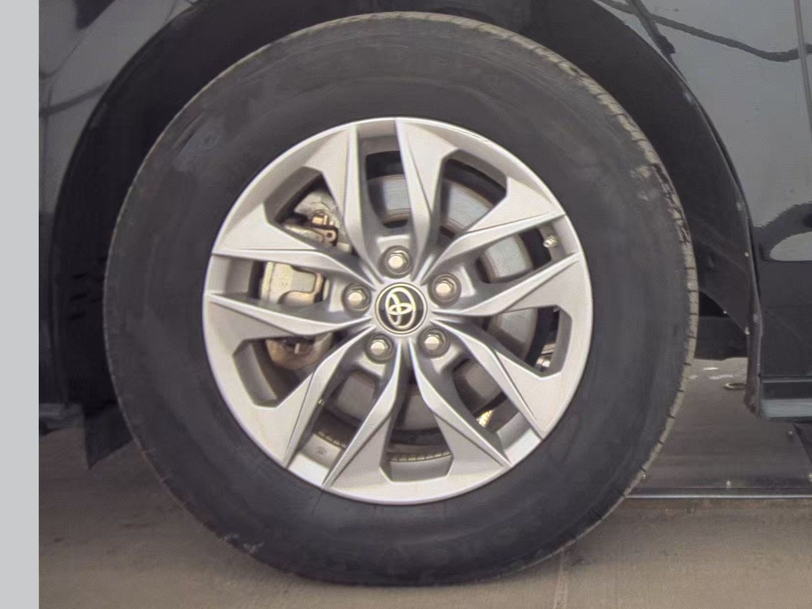 2024 Toyota Sienna LE FWD