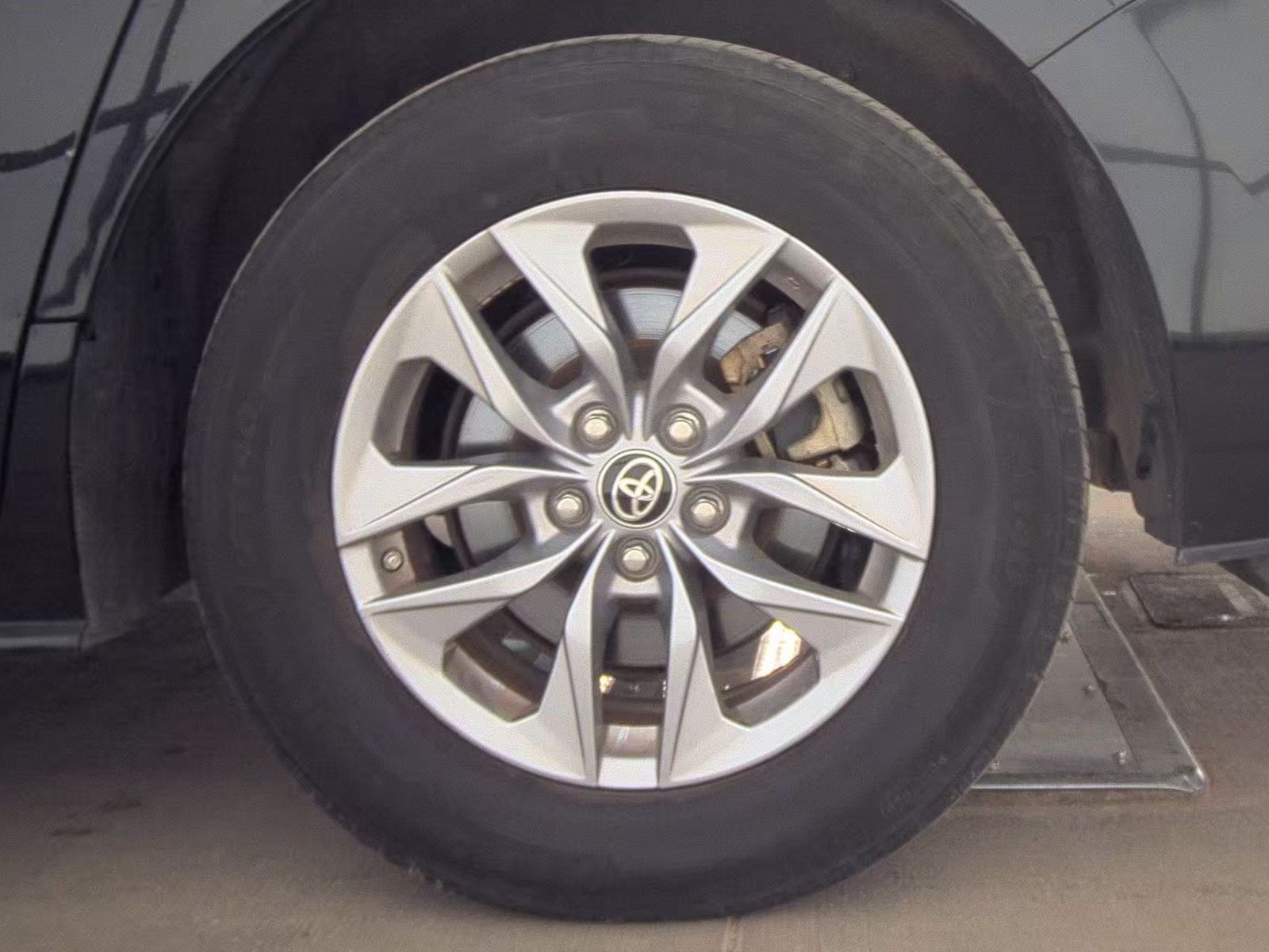 2024 Toyota Sienna LE FWD