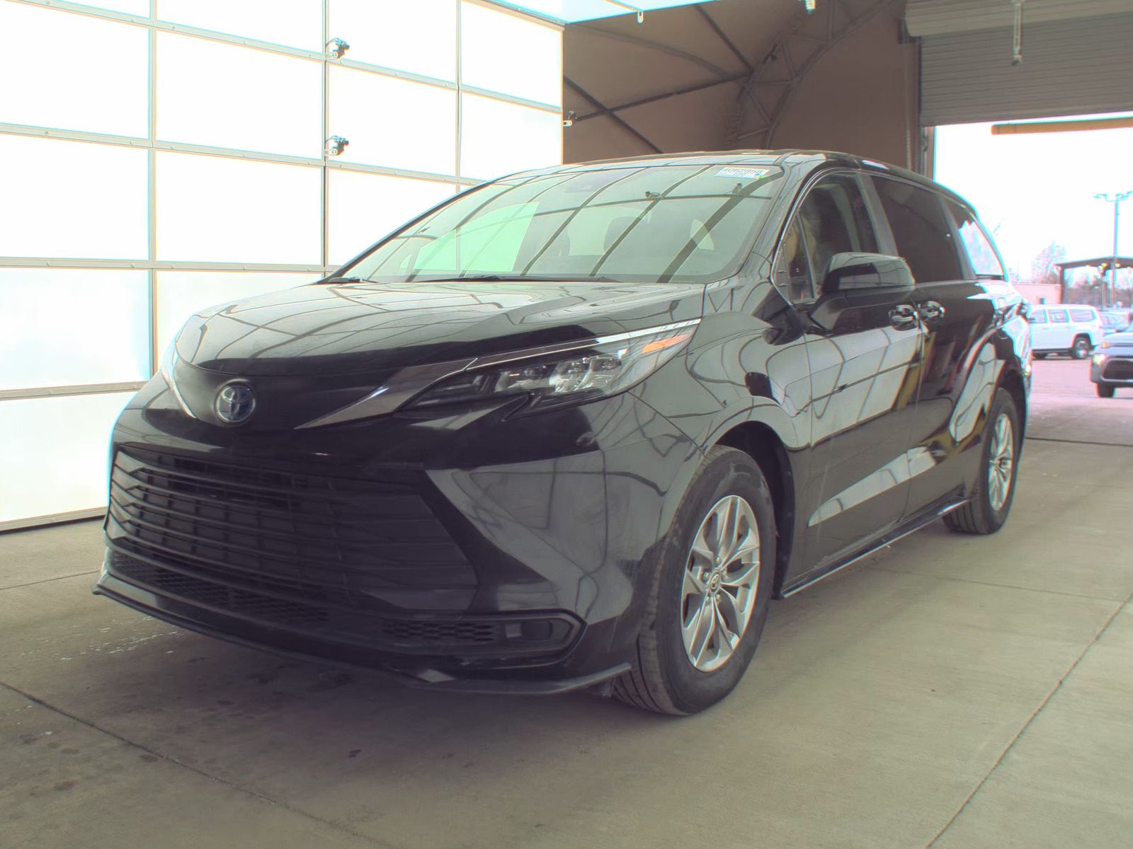 2024 Toyota Sienna LE FWD