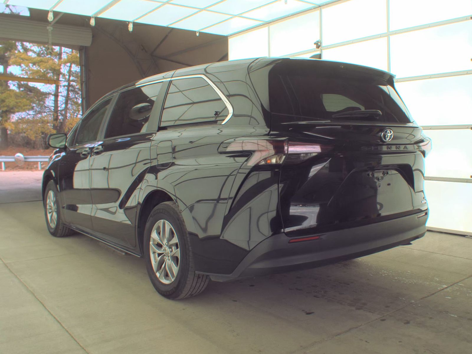 2024 Toyota Sienna LE FWD