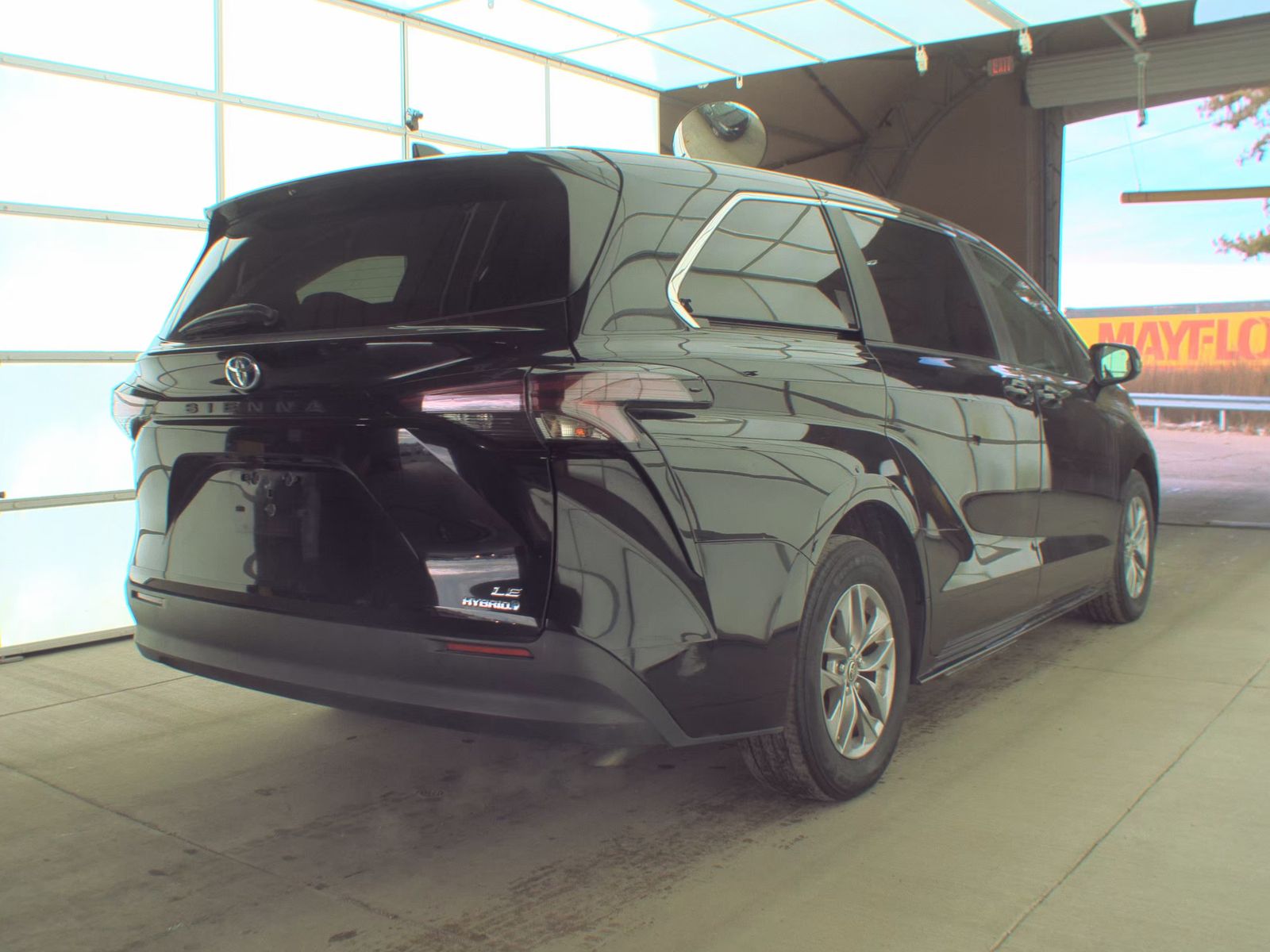 2024 Toyota Sienna LE FWD