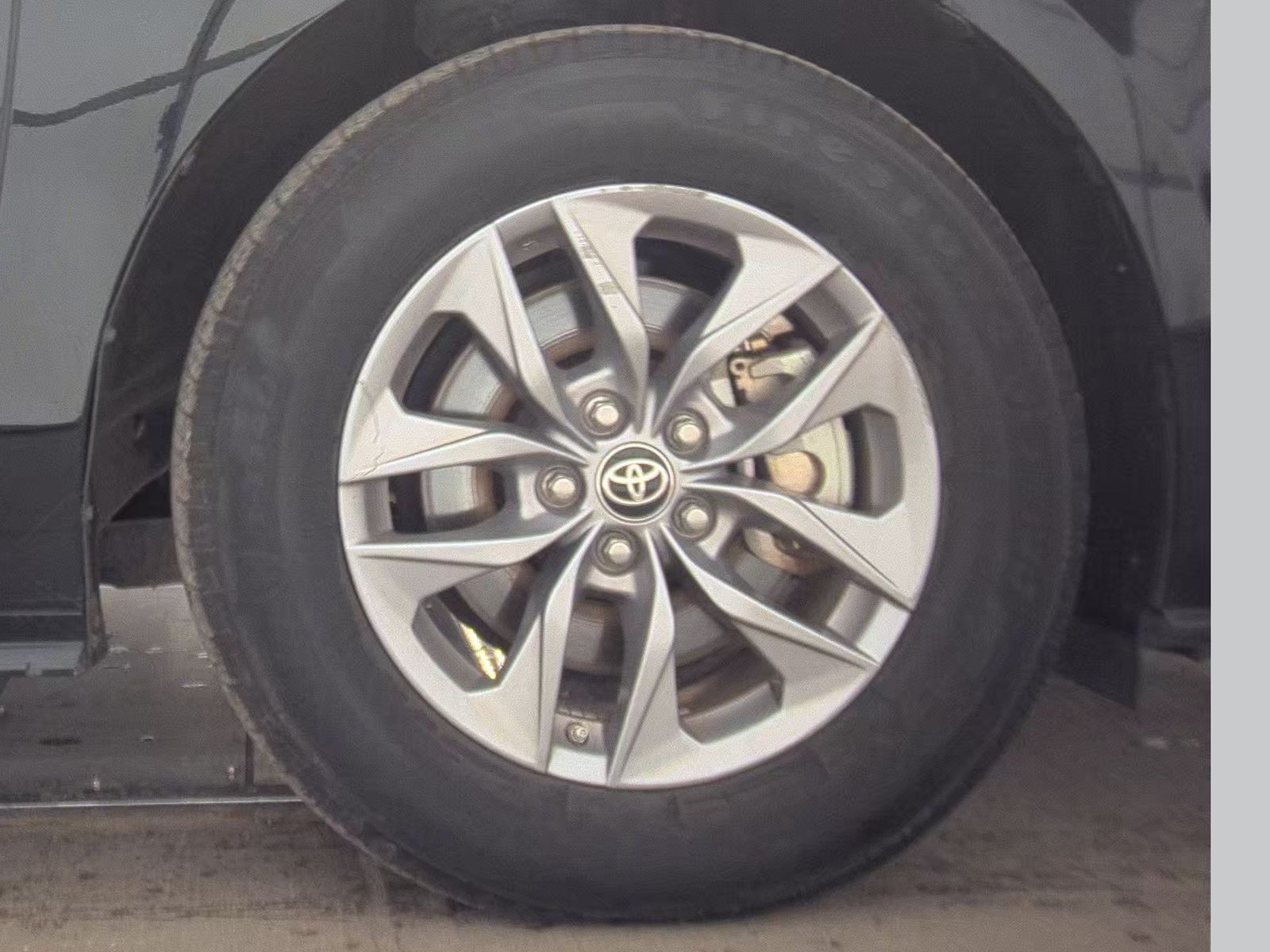 2024 Toyota Sienna LE FWD